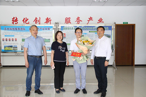 市科协党组书记谭一江慰问农业科技工作者