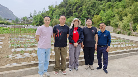 田间问诊开良方 科技赋能促振兴1_副本.jpg